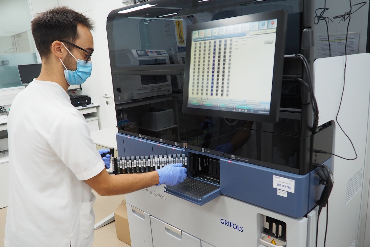 Un tècnic de l'ICS Girona analitza mostres PCR en una de les noves màquines.