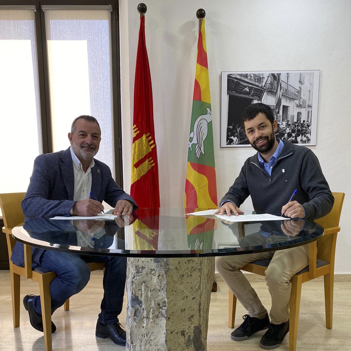 Els alcaldes de Sant Feliu de Buixalleu (esquerra) i Hostalric (dreta) signant el conveni de la delimitació territorial dels dos municipis