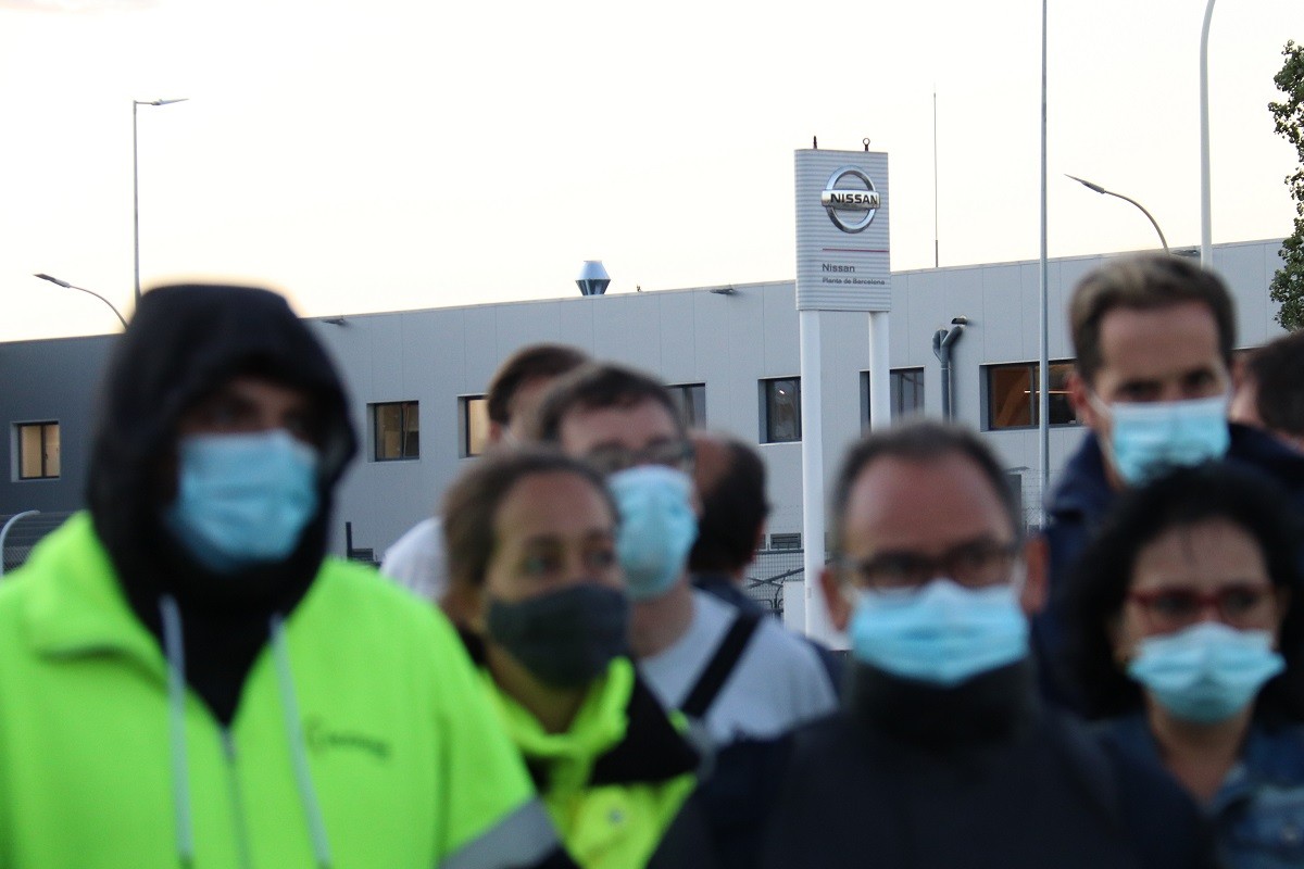 Treballadors durant les concentracions a les portes de Nissan el 28 de setembre