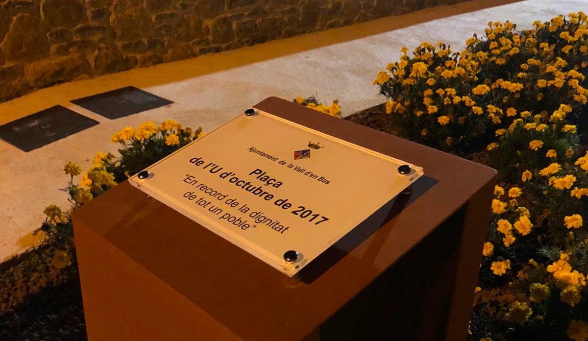 El monòlit a la nova plaça recorda «la dignitat de tot un poble».