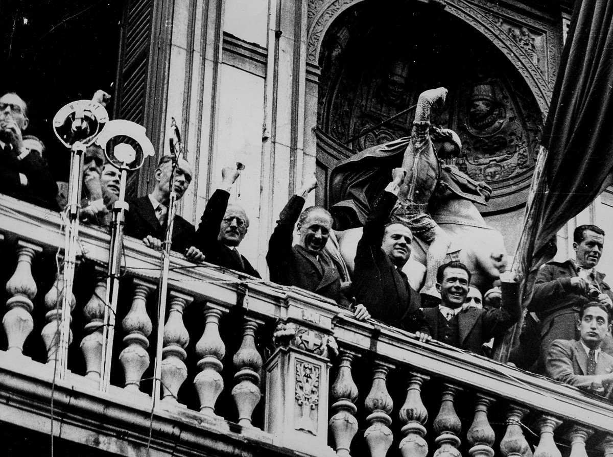Joan Comorera, Jaume Aguadé, el consol rus, Antonov-Ovseenko, Lluís Companys entre altres al balcó del Palau de la Generalitat.