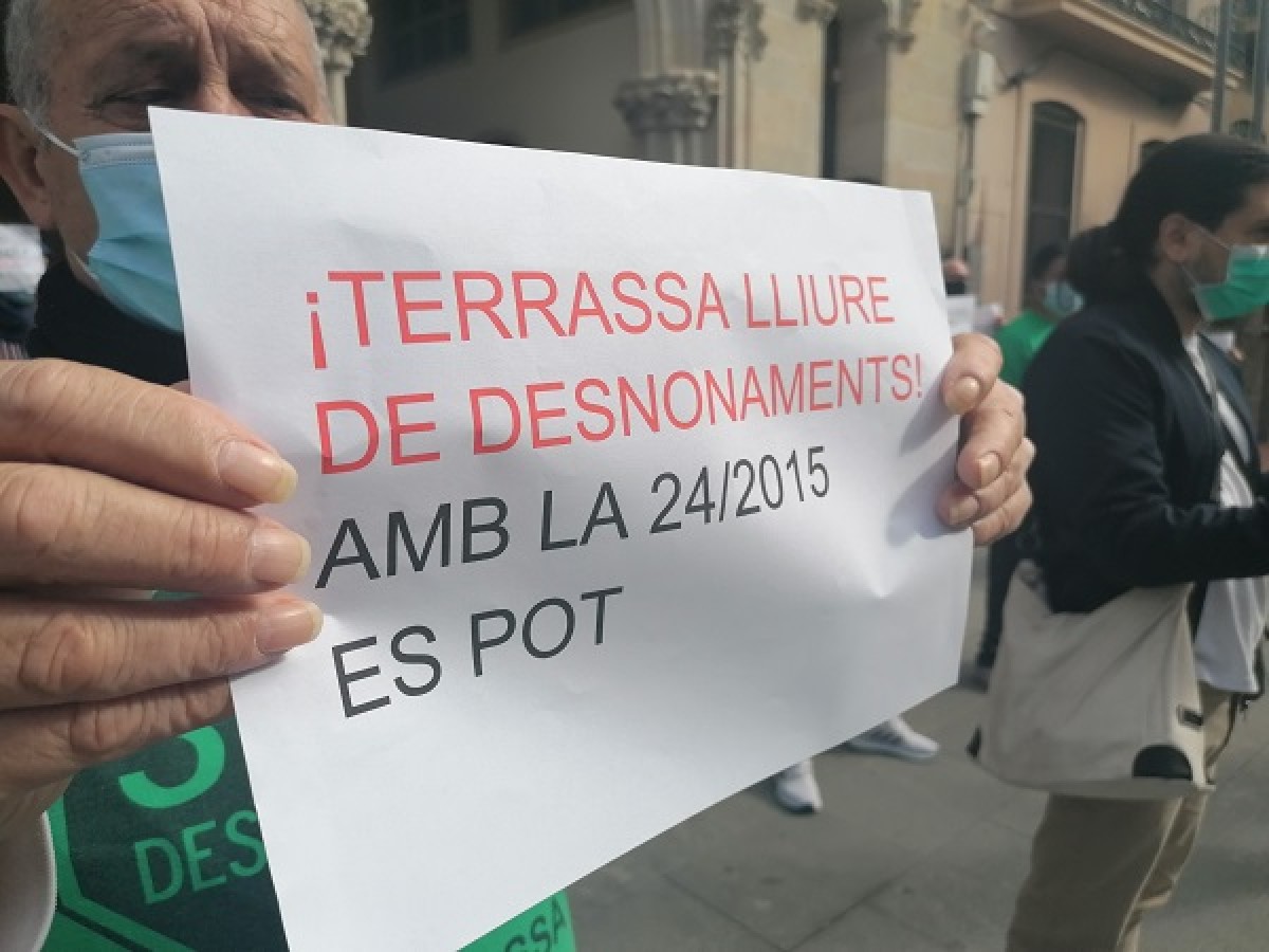 Una trentena de membres de l'entitat s'han manifestat aquest dijous al Raval de Montserrat.