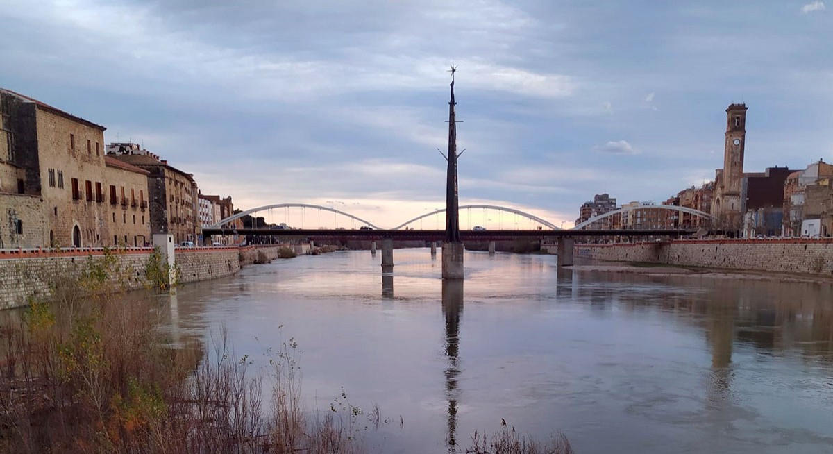 Vista general del riu Ebre, amb el monument al mig, a Tortosa.