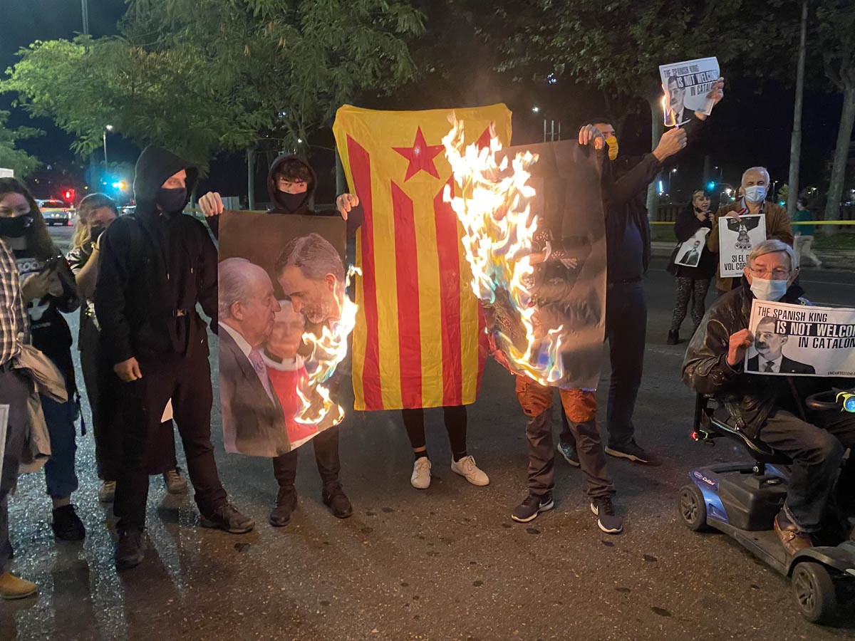 Cremada de fotografies a Lleida per la visita de Felip VI