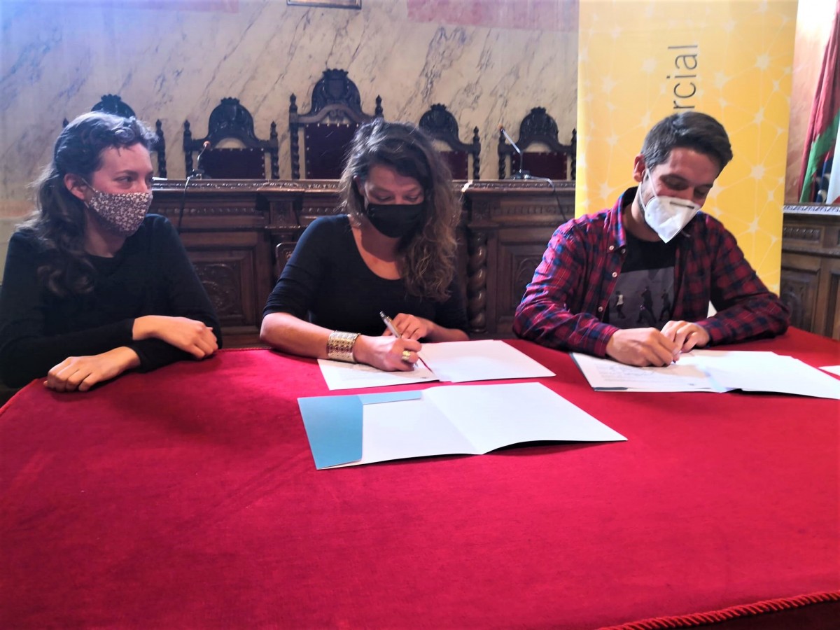 Signatura del conveni a la sala de plens de l'Ajuntament de Berga.