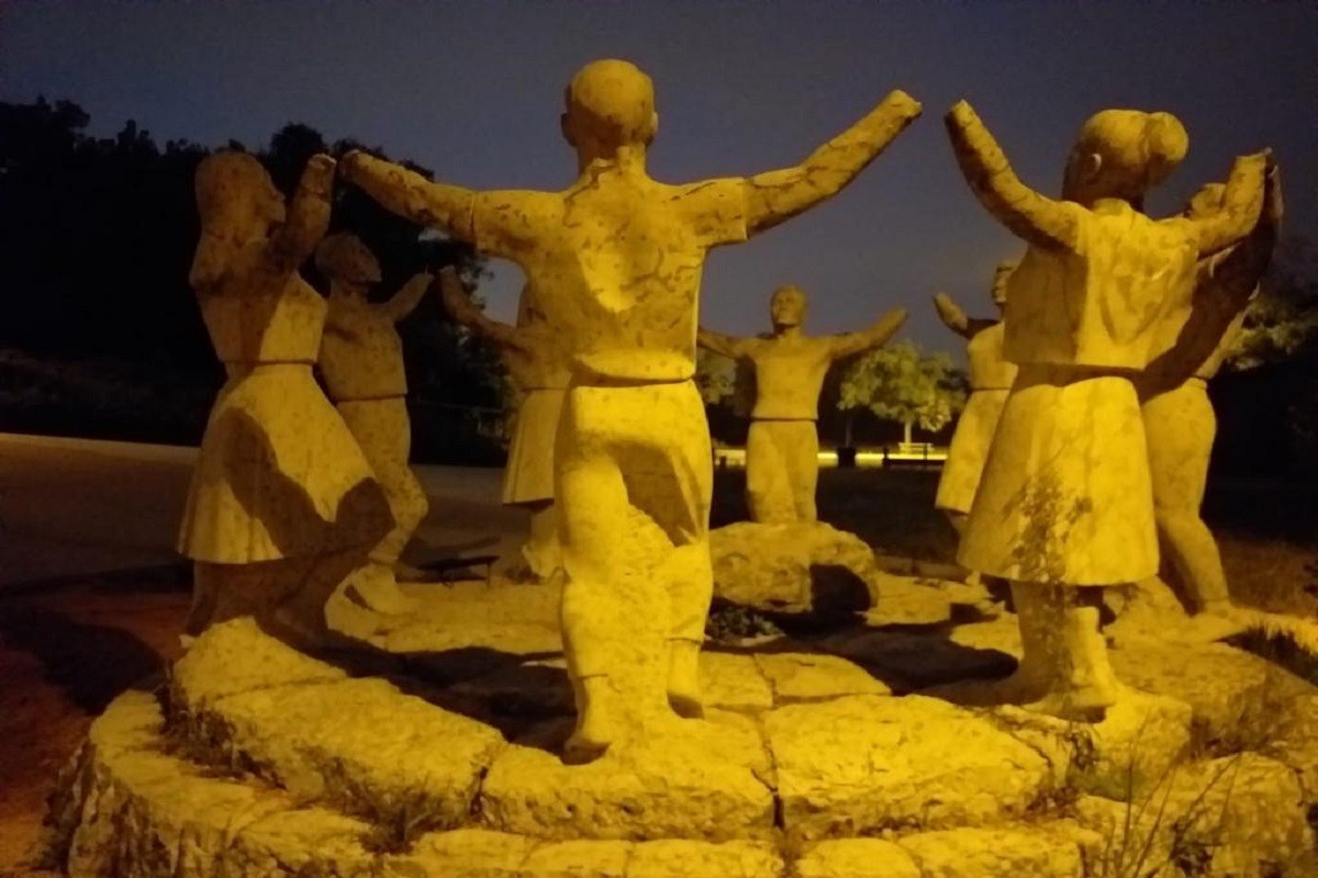 Monument a la Sardana ubicat a Montjuïc, on es veu les figures amb els braços amputats 