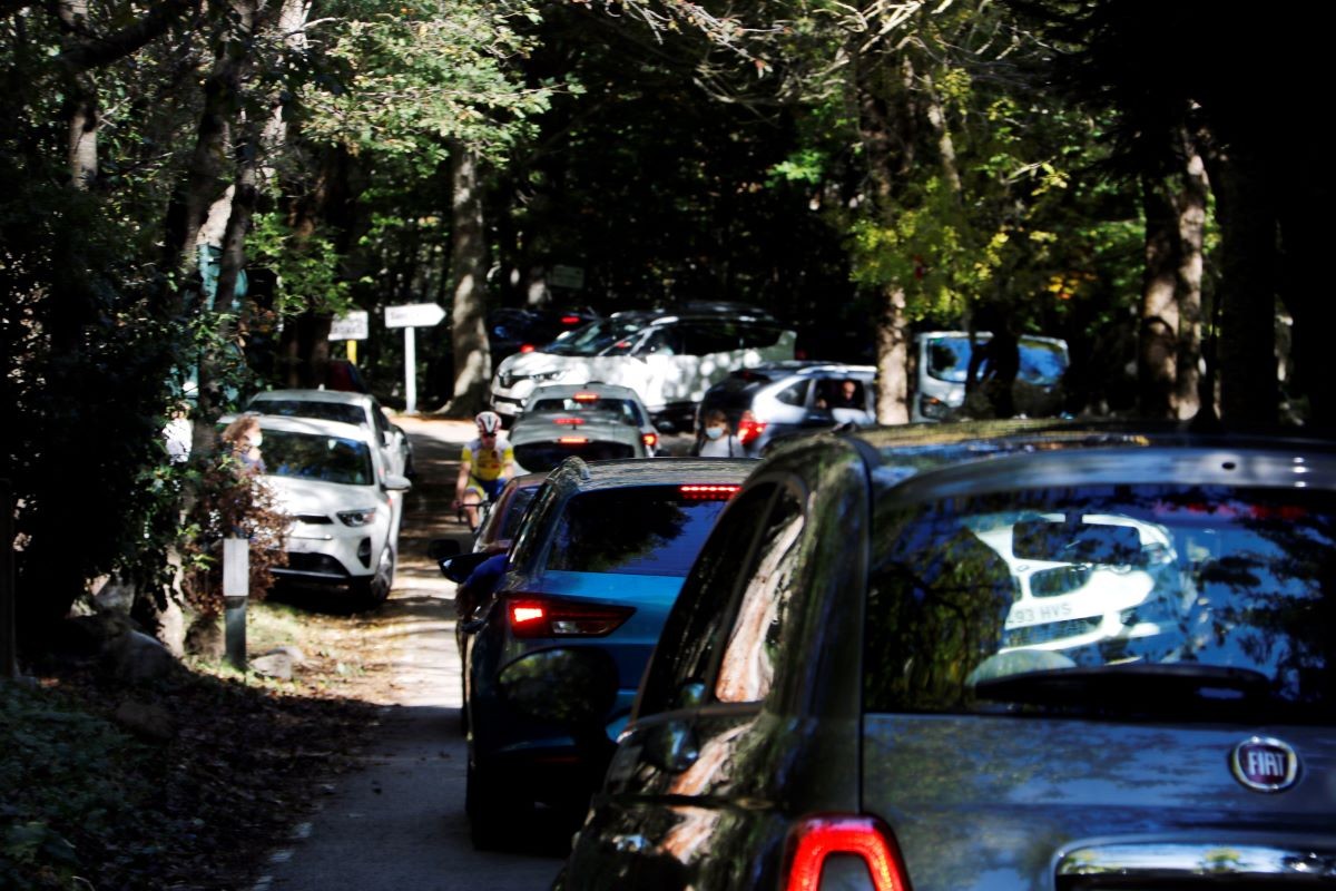 Cotxes intentant arribar a l'aparcament del pantà de Santa Fe, aquest diumenge al matí. 