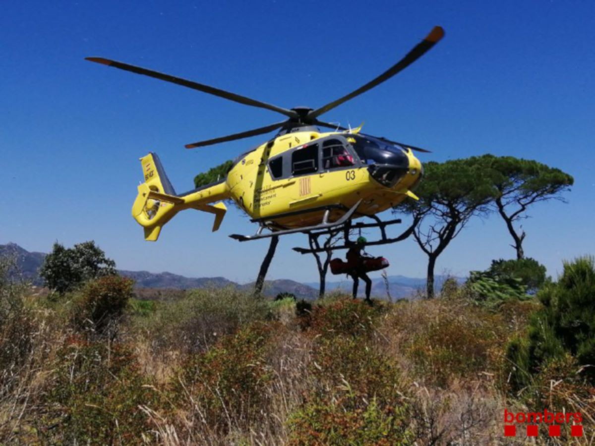 Helicòpter dels GRAE aquest diumenge a l Port de la Selva. 
