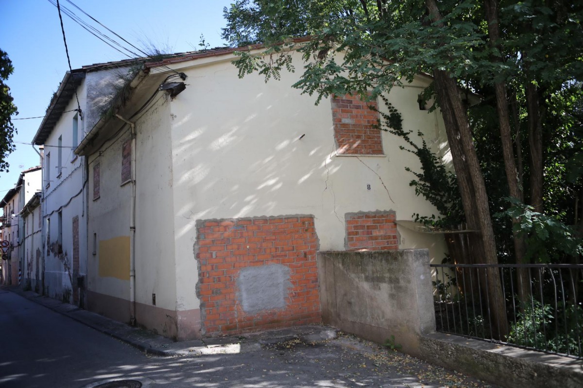 Una de les cases que s'enderrocarà al carrer de Sant Miquel d'Olot.