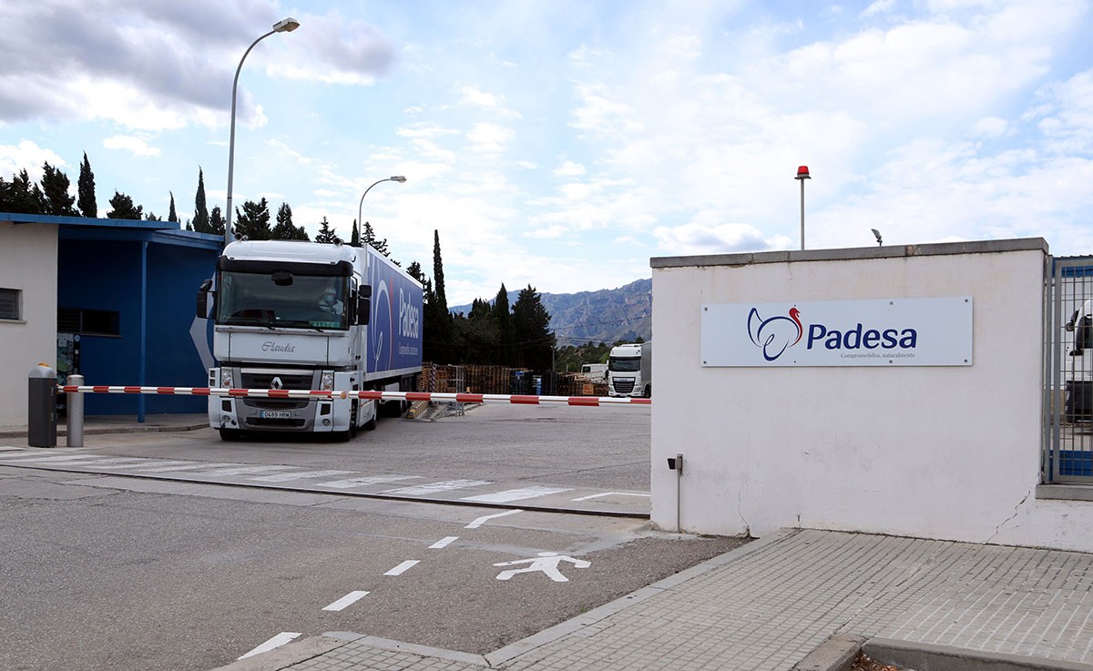 Un camió de l'empresa Padesa afectada per un rebrot de coronavirus a Roquetes. 