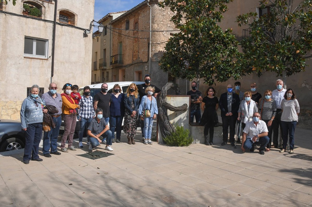 Autoritats, familiars i veïns de Neus Català a l'escultura dedicada a ella al seu poble