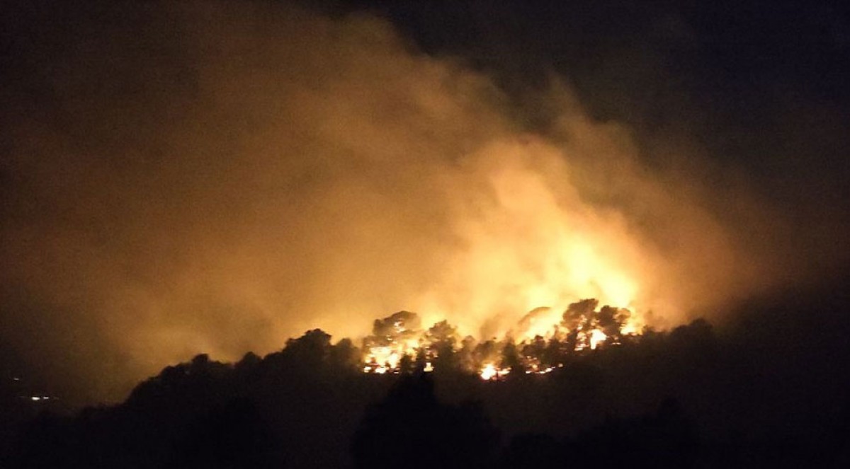 Imatge nocturna de l'incendi a Coll Redó.