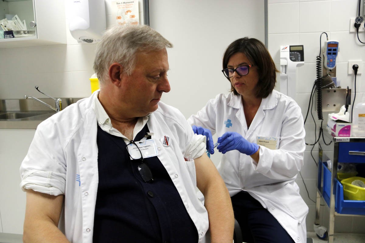 Un auxiliar d'infermeria del CAP Onze de Setembre de Lleida vacunant-se per la grip