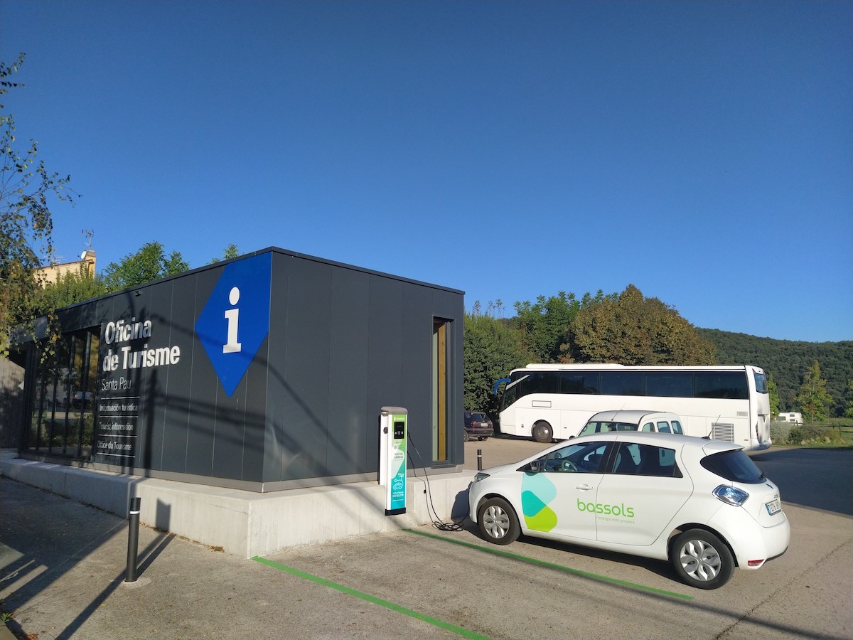 El punt de càrrega s'ha situat al costat de la nova oficina de turisme de Santa Pau.