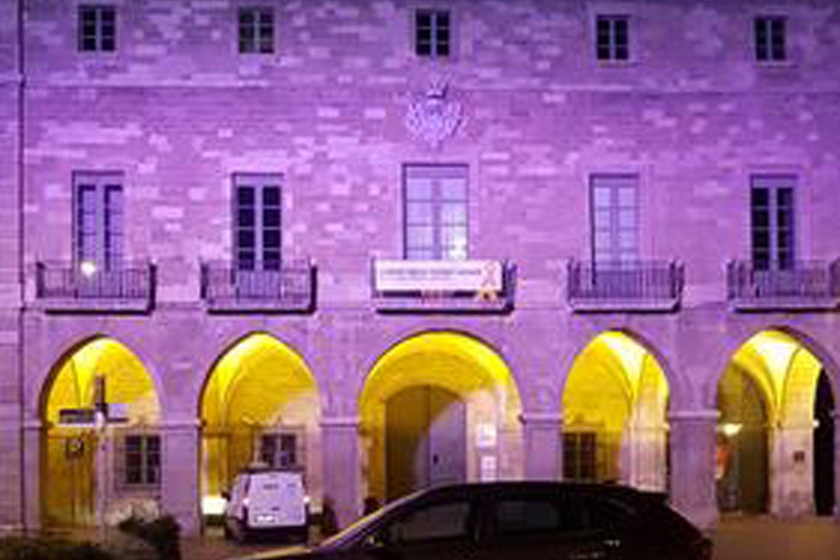 La façana de l'Ajuntament de Manresa s'il·luminarà dimecres de color rosa