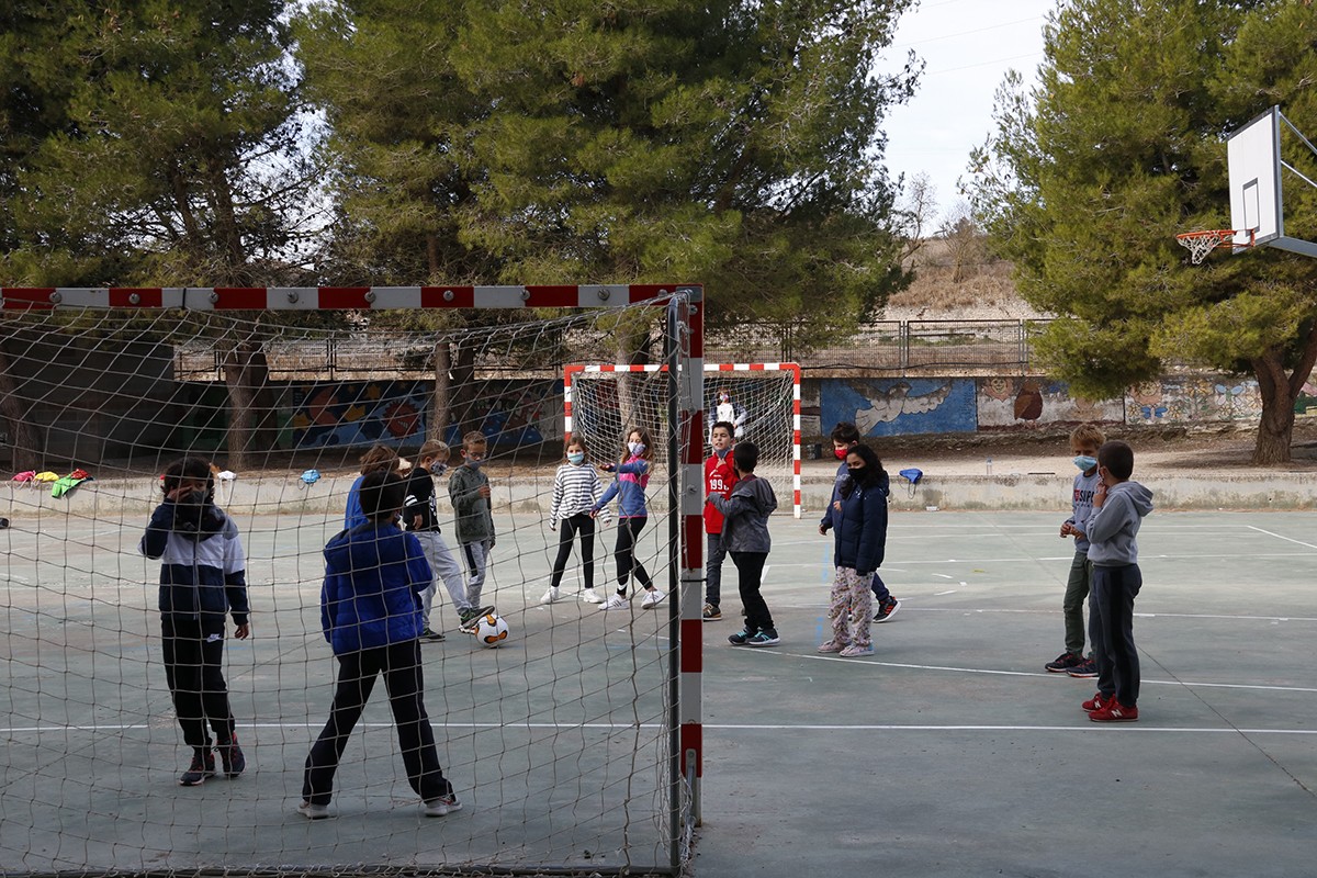 Nens jugant a futbol durant l'hora d'esbarjo al pati de l'escola Cor de Roure de Santa Coloma de Queralt.