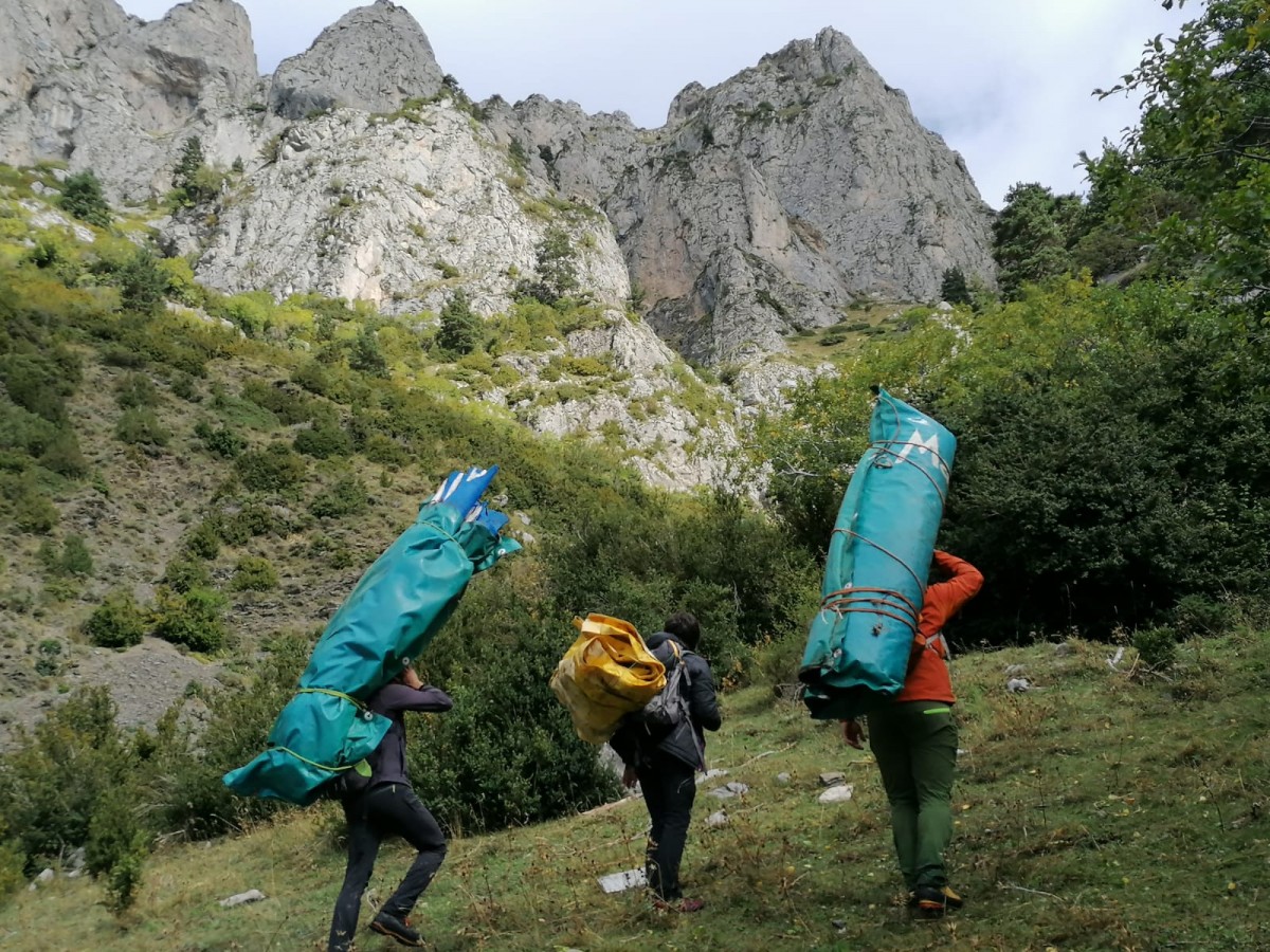 Els membres del Grup de Defensa de la Natura del Berguedà van recollir les restes i van dur-les a la deixalleria.