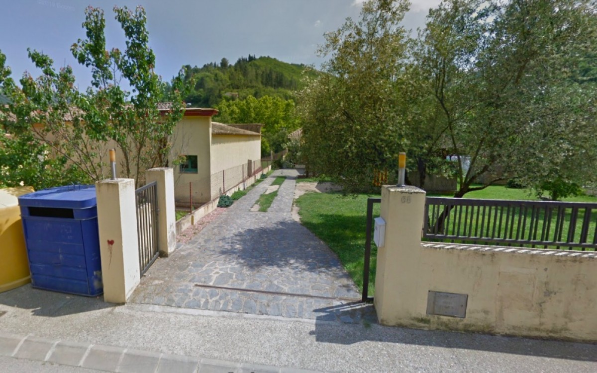Entrada a l'escola La Vall, a Osor.