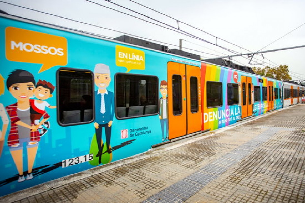 Un dels ferrocarrils vinilats per la campanya contra la LGTBIfòbia
