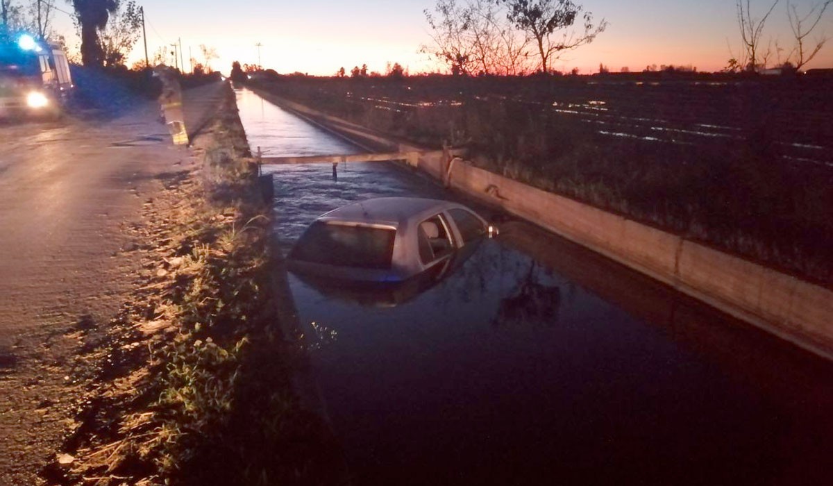 El vehicle caigut al canal este dissabte de matinada.