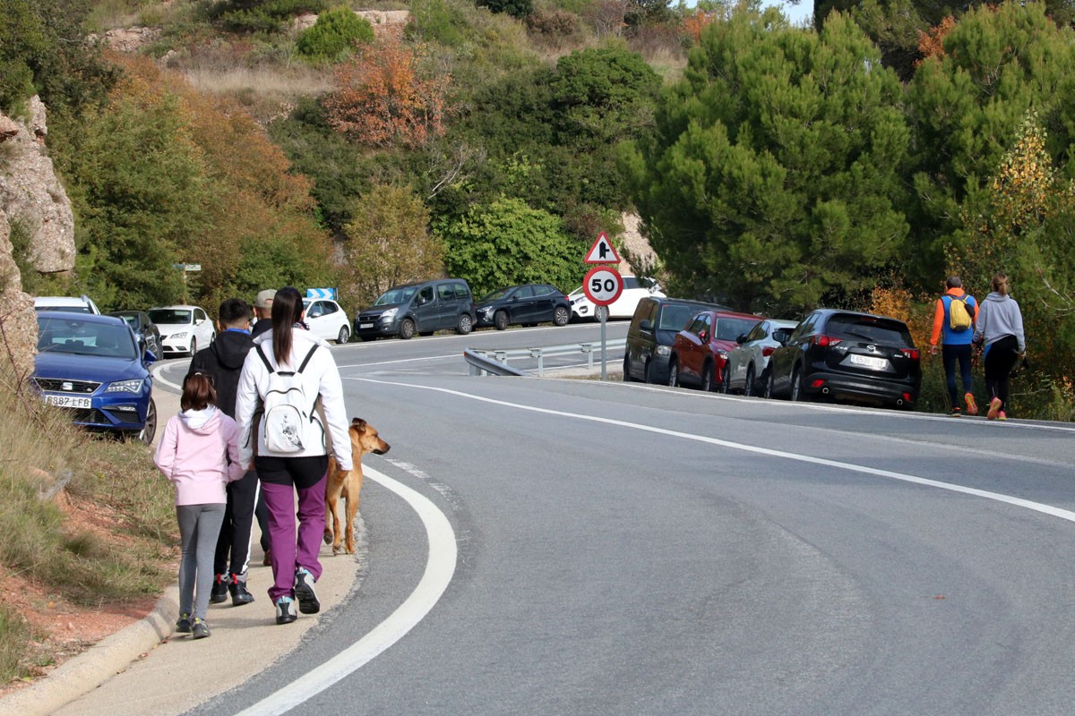 Carretera d'accés a Montserrat amb el voral ple de cotxes