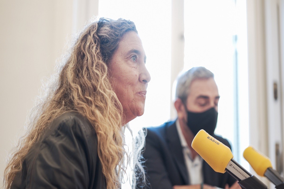 Gemma Montull durant l'entrevista a Catalunya Ràdio