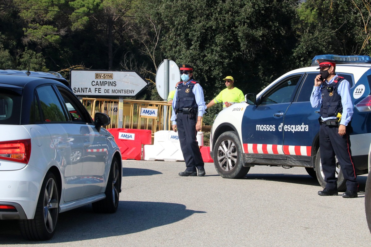 Un control dels Mossos d'esquadra per accedir al parc Natural del Montseny