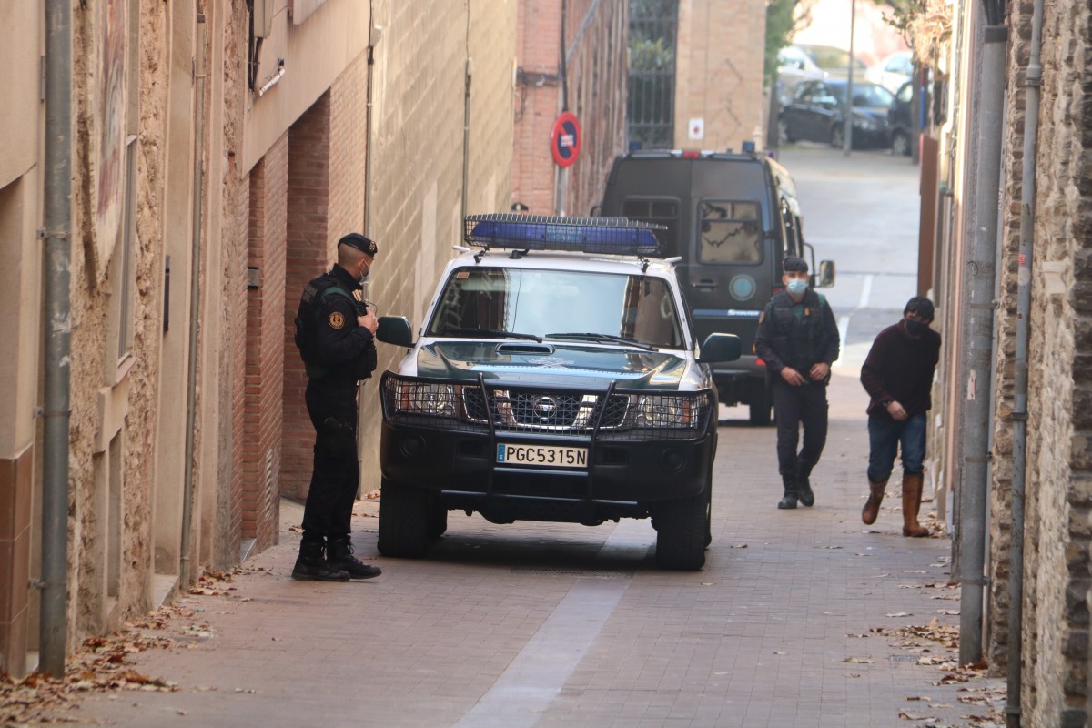 Vehicles de la Guàrdia Civil a les portes de la casa d'un dels detinguts.