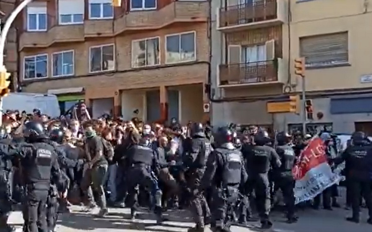 Els Mossos carreguen contra la concentració de protesta pel desallotjament de la Casa Buenos Aires