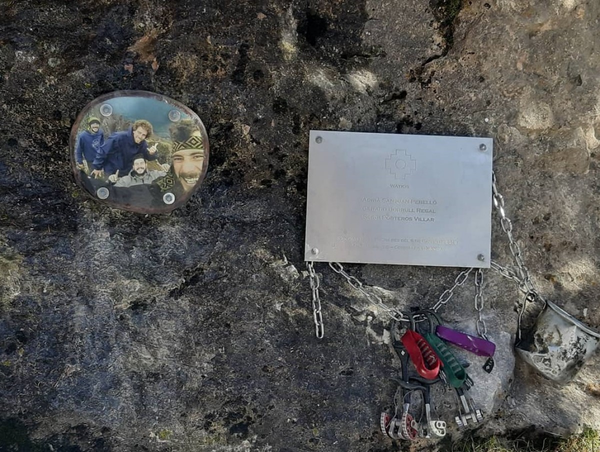 Imatge de la placa instal·lada a Rasos de Peguera en memòria dels tres alpinistes catalans
