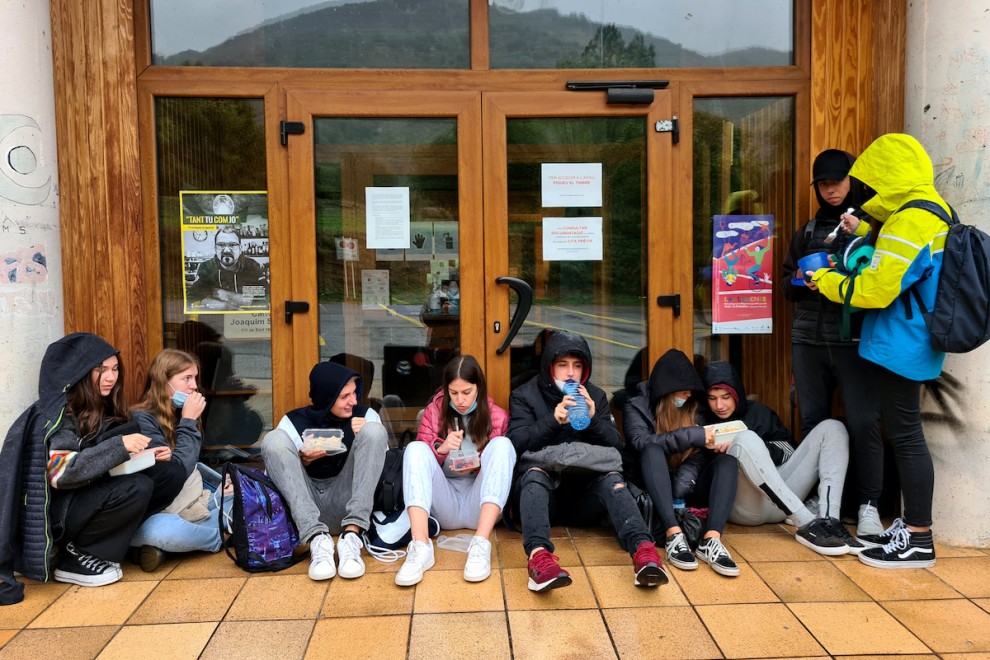 Els joves dinant a la porta de l’Arxiu Comarcal del Pallars Sobirà