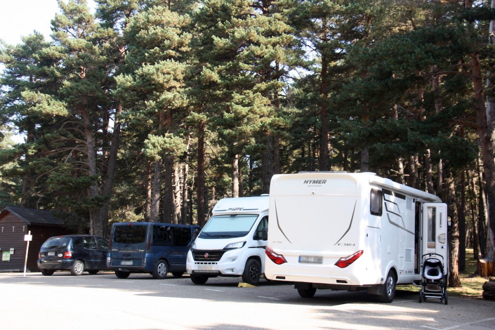 Aparcament ple de vehicles aquest estiu al Parc Natural de l'Alt Pirineu