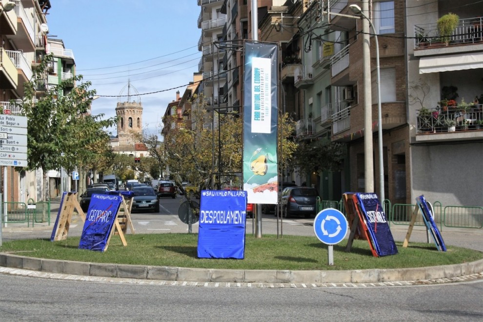 Aquest és l’aspecte de la rotonda de Tremp amb les plaques reivindicatives