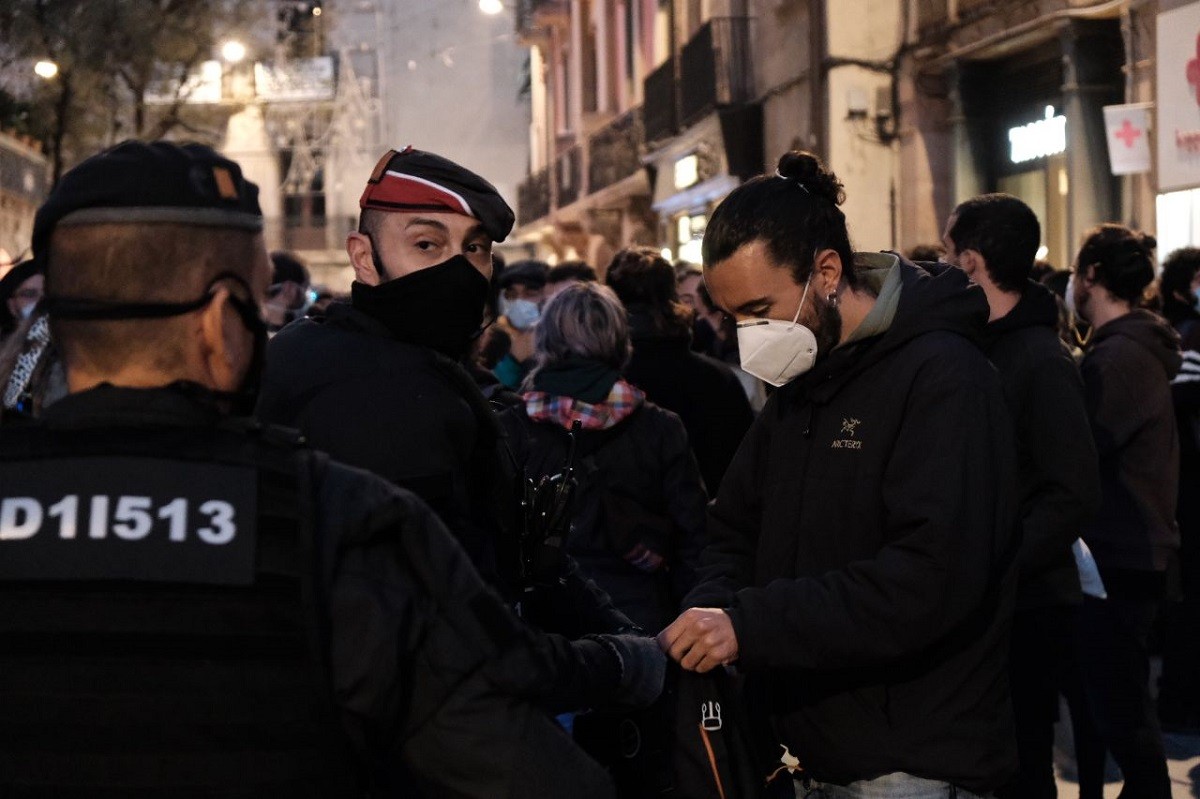 Agents identifiquen un jove a Barcelona