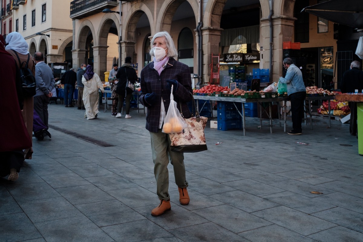 Gent amb mascareta al mercat de la plaça Fra Bernadí de Manlleu.
