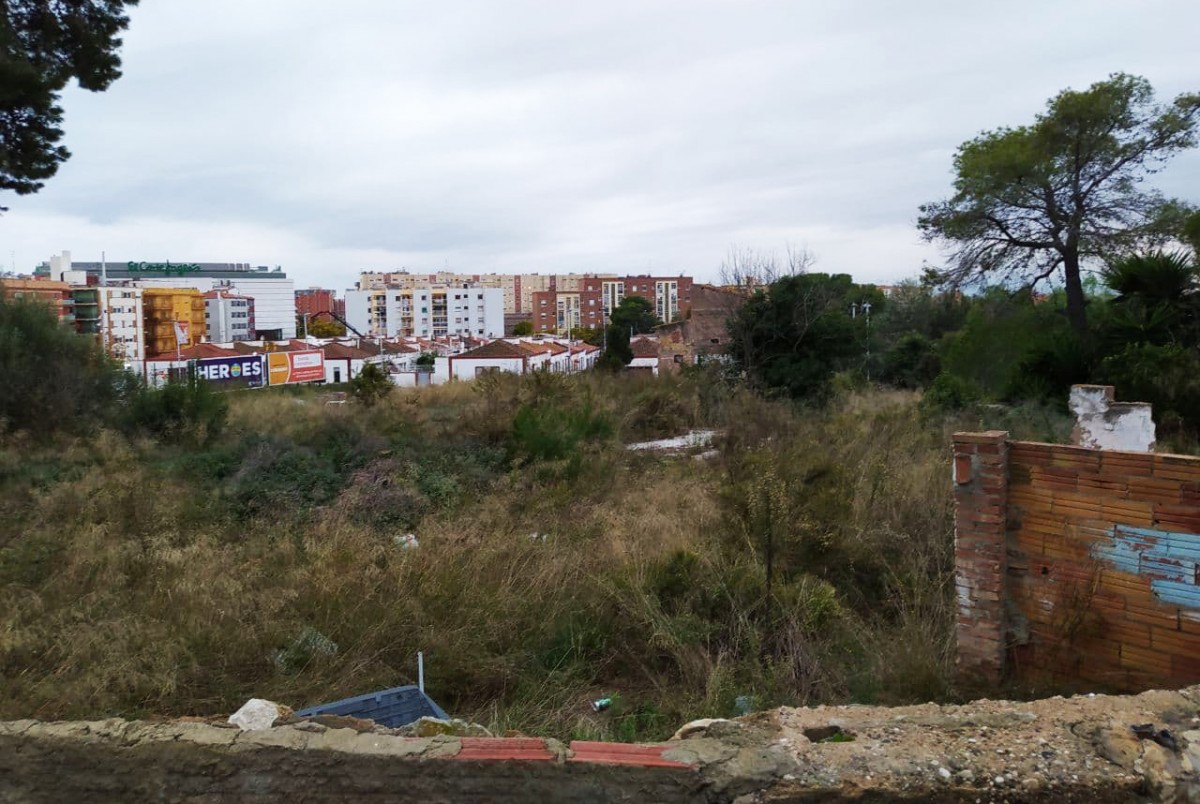 Els terrenys del pla parcial 1, amb la ciutat de Tarragona de fons, en una imatge d'arxiu.
