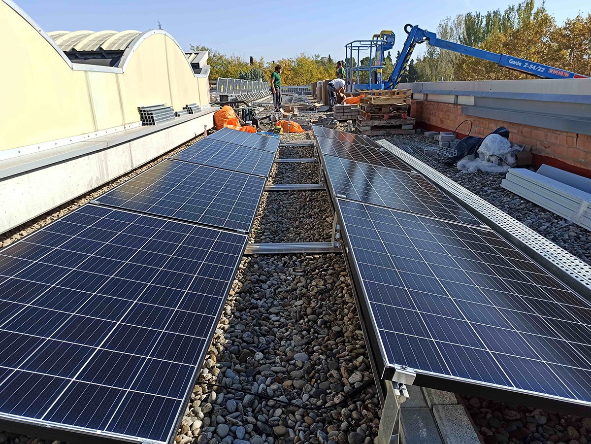 Imatge dels treballs d'instal·lació dels panells solars a la coberta de la seu del Grup Alba a Tàrrega.