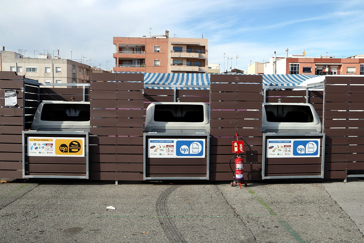 Una illa de contenidors de recollida selectiva al mercat de Bonavista de Tarragona.