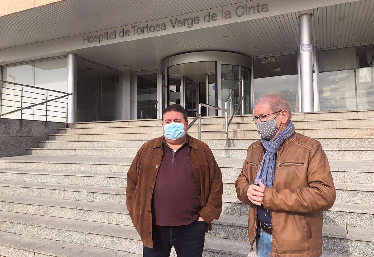 Carlos Redó i Josep Baubí, a les portes de l'hospital. 