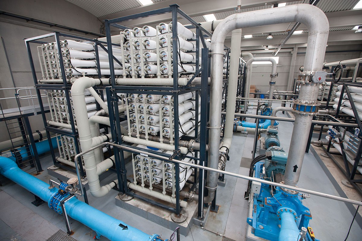 L'interior de la planta d'aigua reciclada que abasteix el polígon petroquímic de Tarragona.