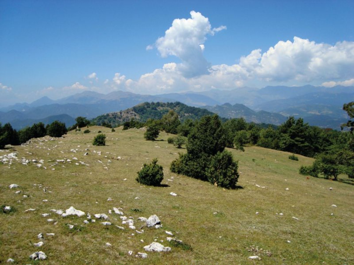 El Talló, situat a l'oest de l'Alta Garrotxa, entre la vall del Bac i la vall de Salarsa.