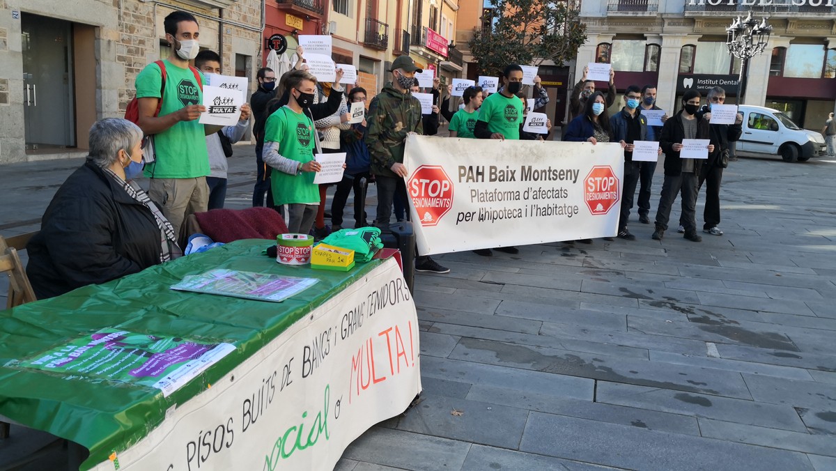 Concentració de la PAHC Baix Montseny a la plaça de la Vila de Sant Celoni 
