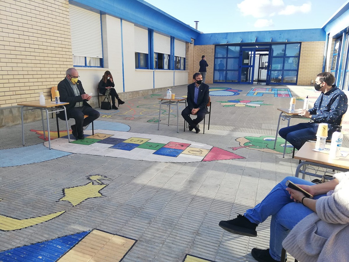 La visita del conseller d'Educació, Josep Bargalló, a l'escola La Parellada de Santa Oliva.