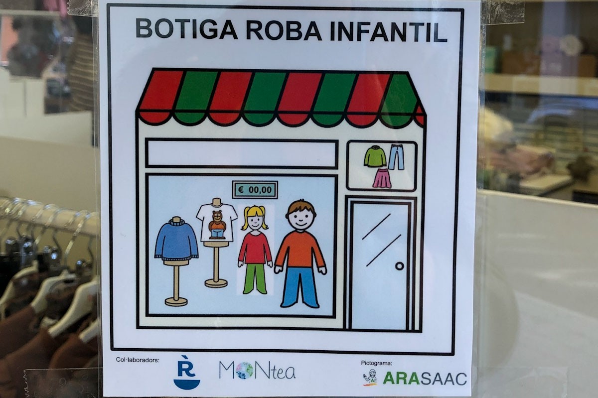Pictograma situat a l'exterior d'una botiga de roba infantil de la Ràpita