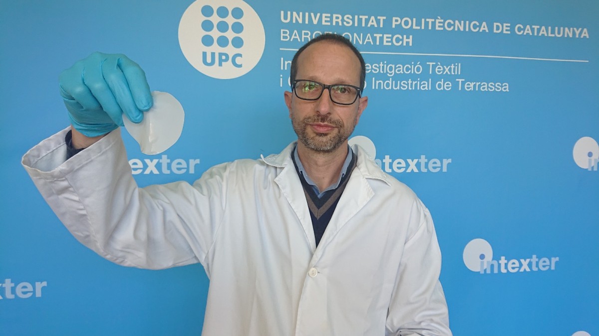 José Antonio Tornero, investigador de l'INTEXTER de la UPC, amb la biomembrana.