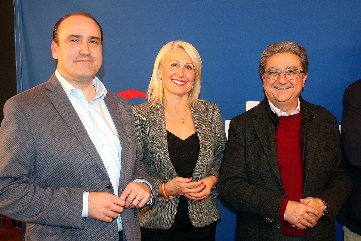 Maria Àngels Olmedo, al mig de Daniel Serrano i Enric Millo