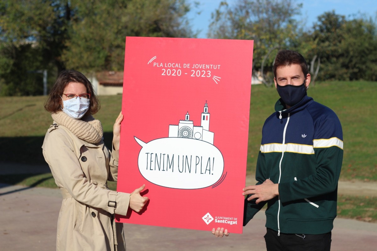 Els regidors de Joventut, Alba Gordó i Marco Simarro, presentant el cartell del nou Pla Local de Joventut