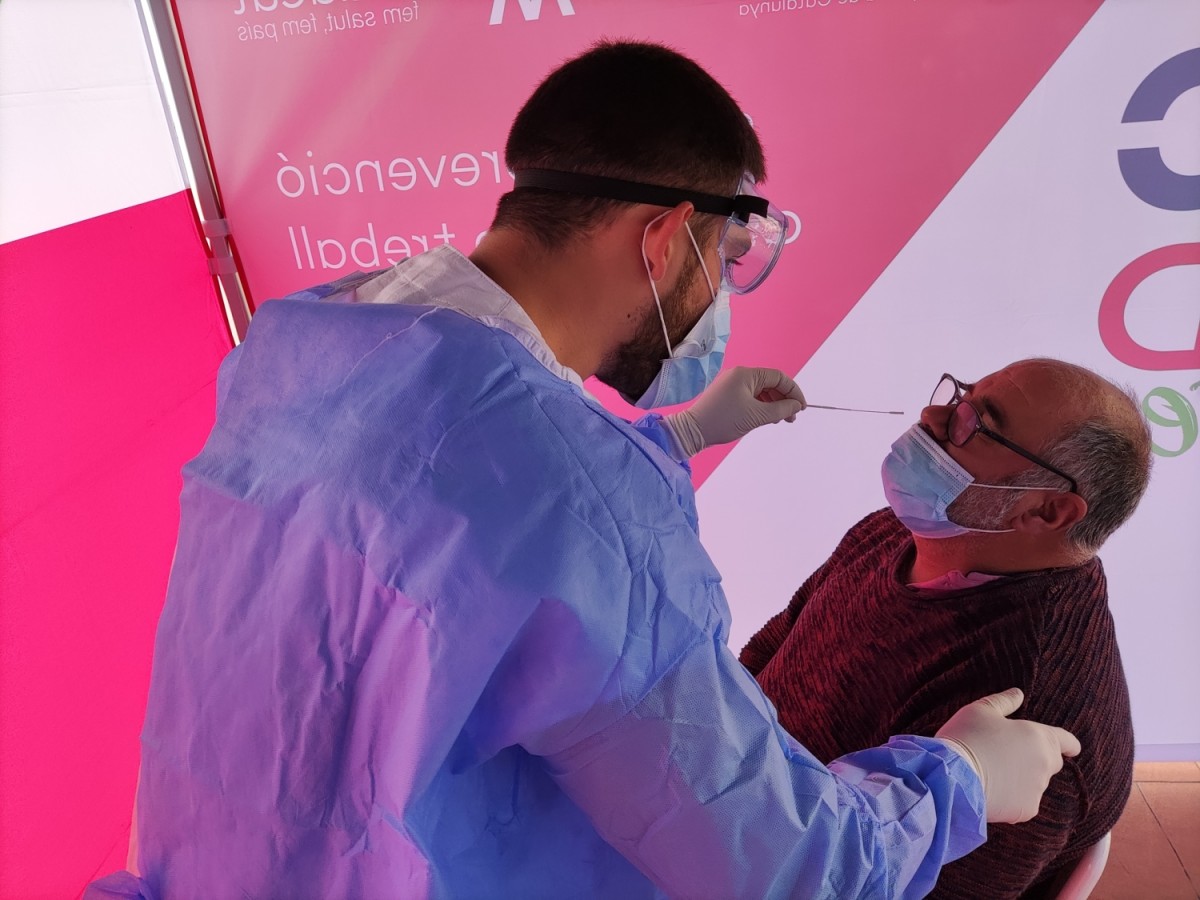 Un voluntari se sotmet al tests d'antígens, aquest dijous a les Franqueses del Vallès