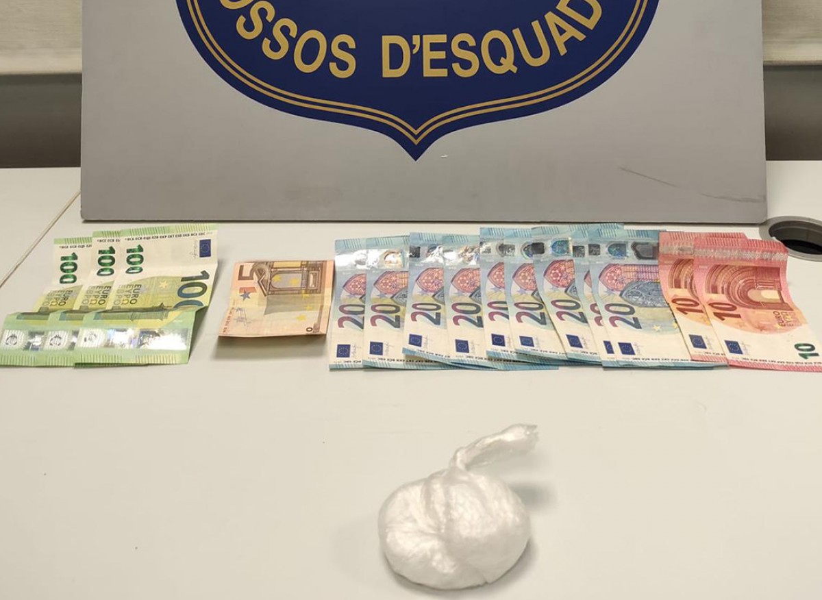Els diners i la droga decomissada al detingut