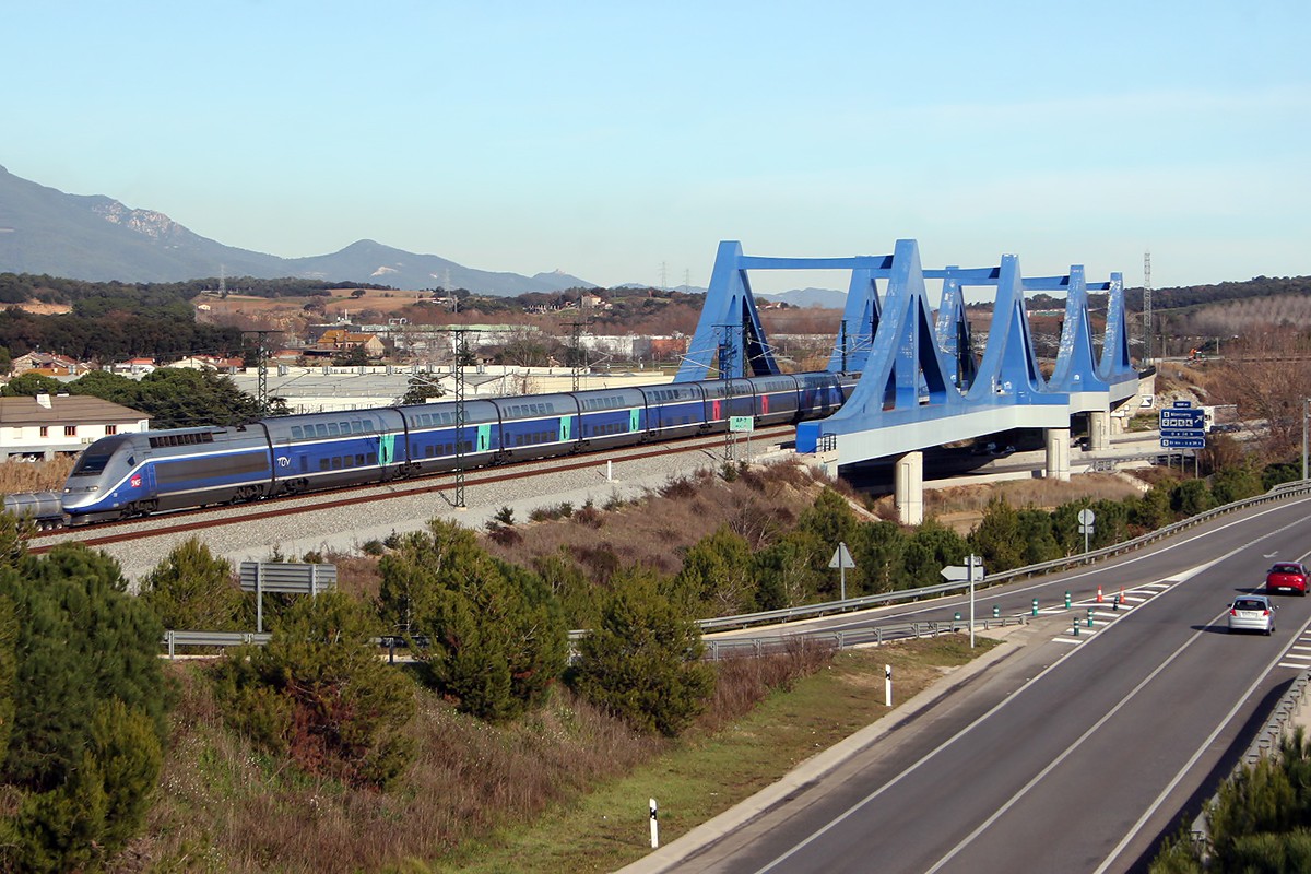 Un tren d'alta velocitat passa pel pont de Llinars del Vallès